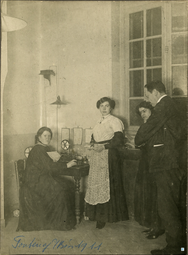 Fontenay-sous-Bois (Val-de-Marne). Personnel du bureau de poste photographié devant un appareil télégraphique Morse, Tirage argentique, 1911